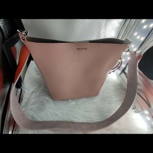 Find Kapoor. Pingo bag.